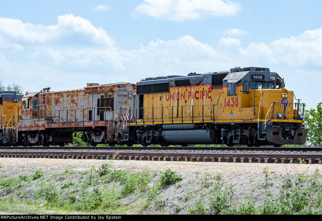 UP 1438 works the yard along with a Remo{e Control Slave Unit